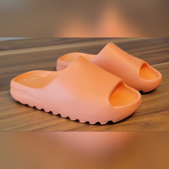 YEEZY Enflame orange 🍊 slides size